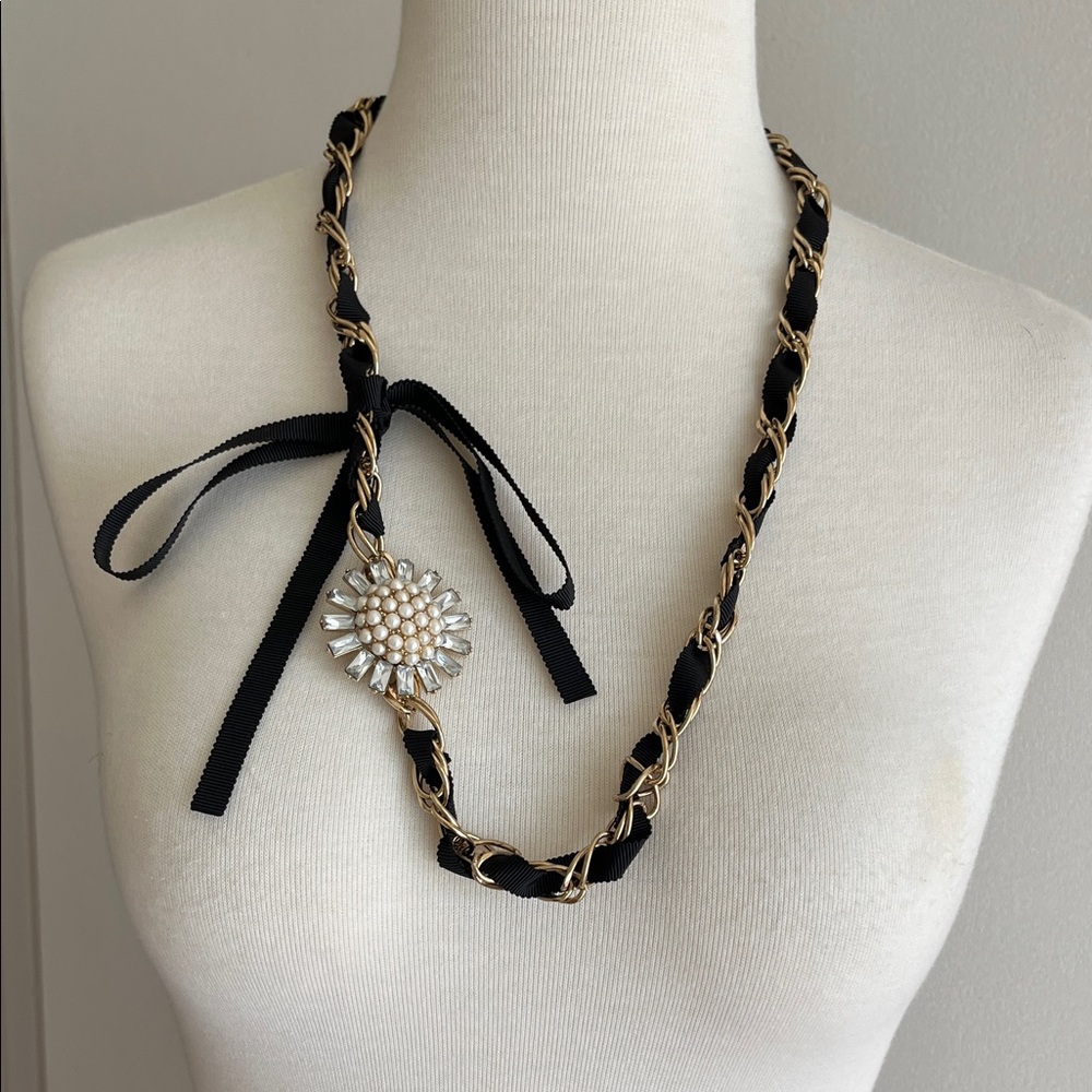 Elegant Black and Gold Necklace with Pearl Accent